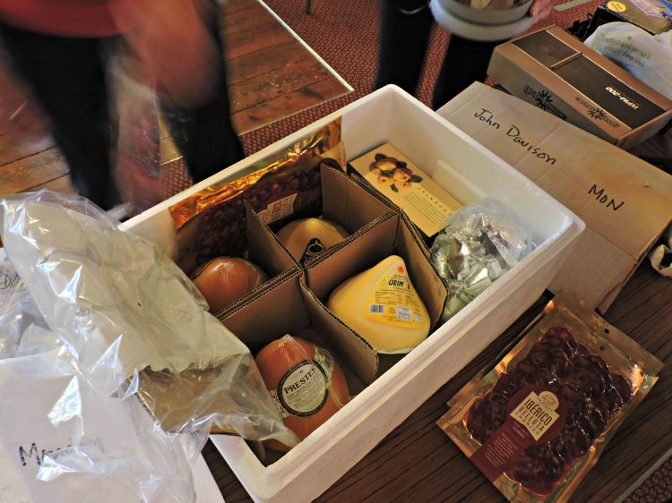 Chegada á capela de Netley dunha das caixas con produtos galegos