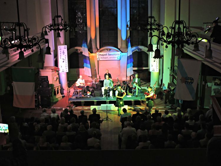 Carlos Núñez e a súa banda xunto con dous gaiteiros da banda “Southern Jacobites Pipe Band”