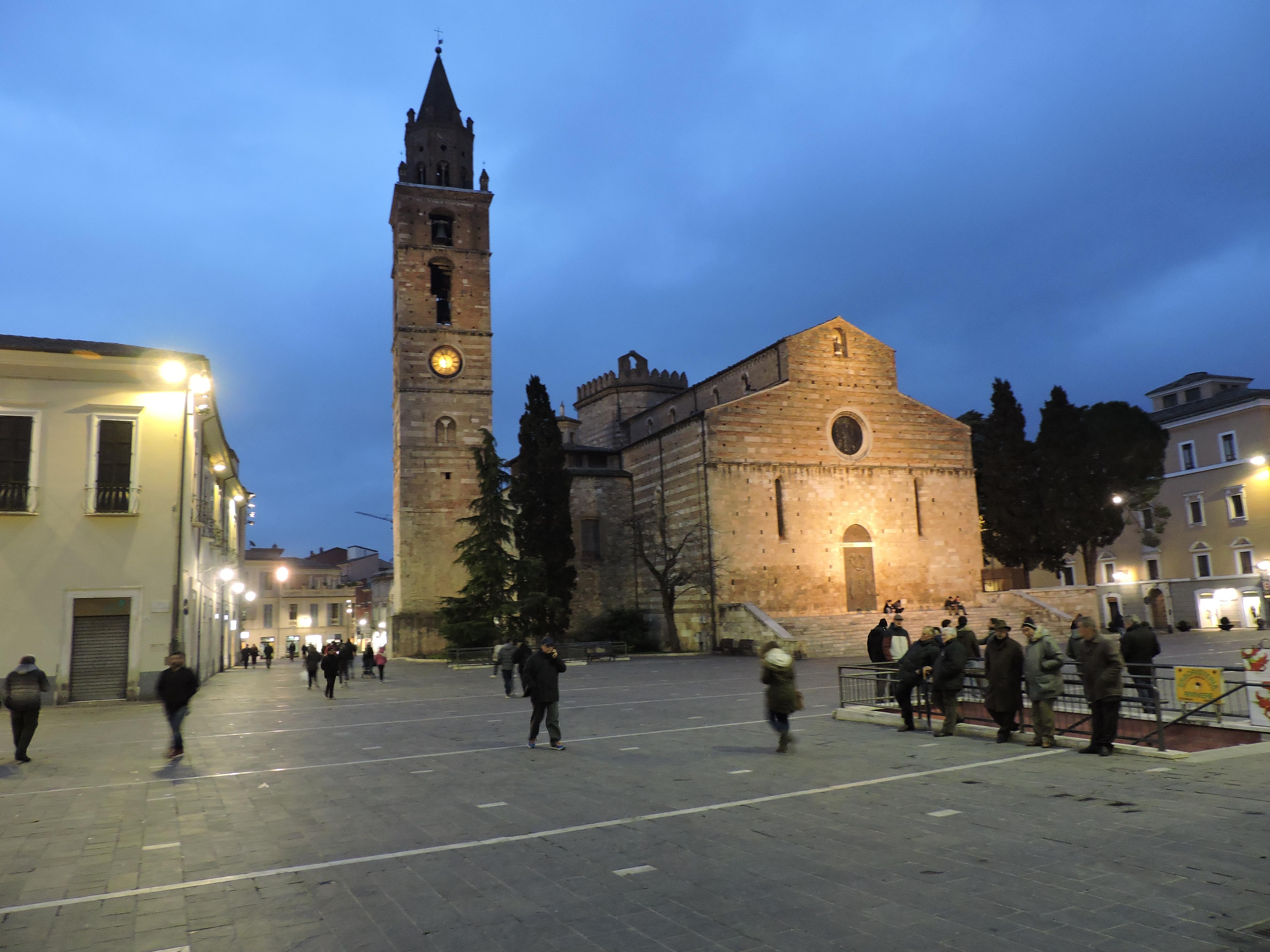 Duomo de Teramo, Piazza Martiri della Libertà