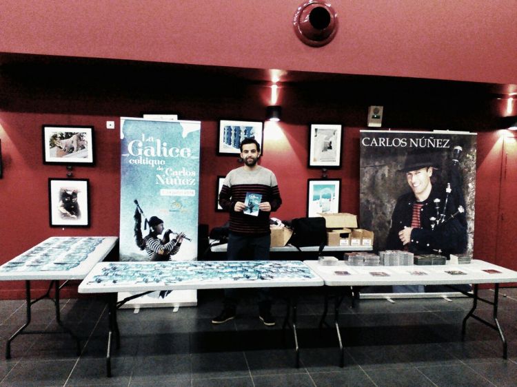 Imaxe: Primeiro stand promocional de #LaGaliceCeltiqueDeCarlosNúñez, en Ballancourt