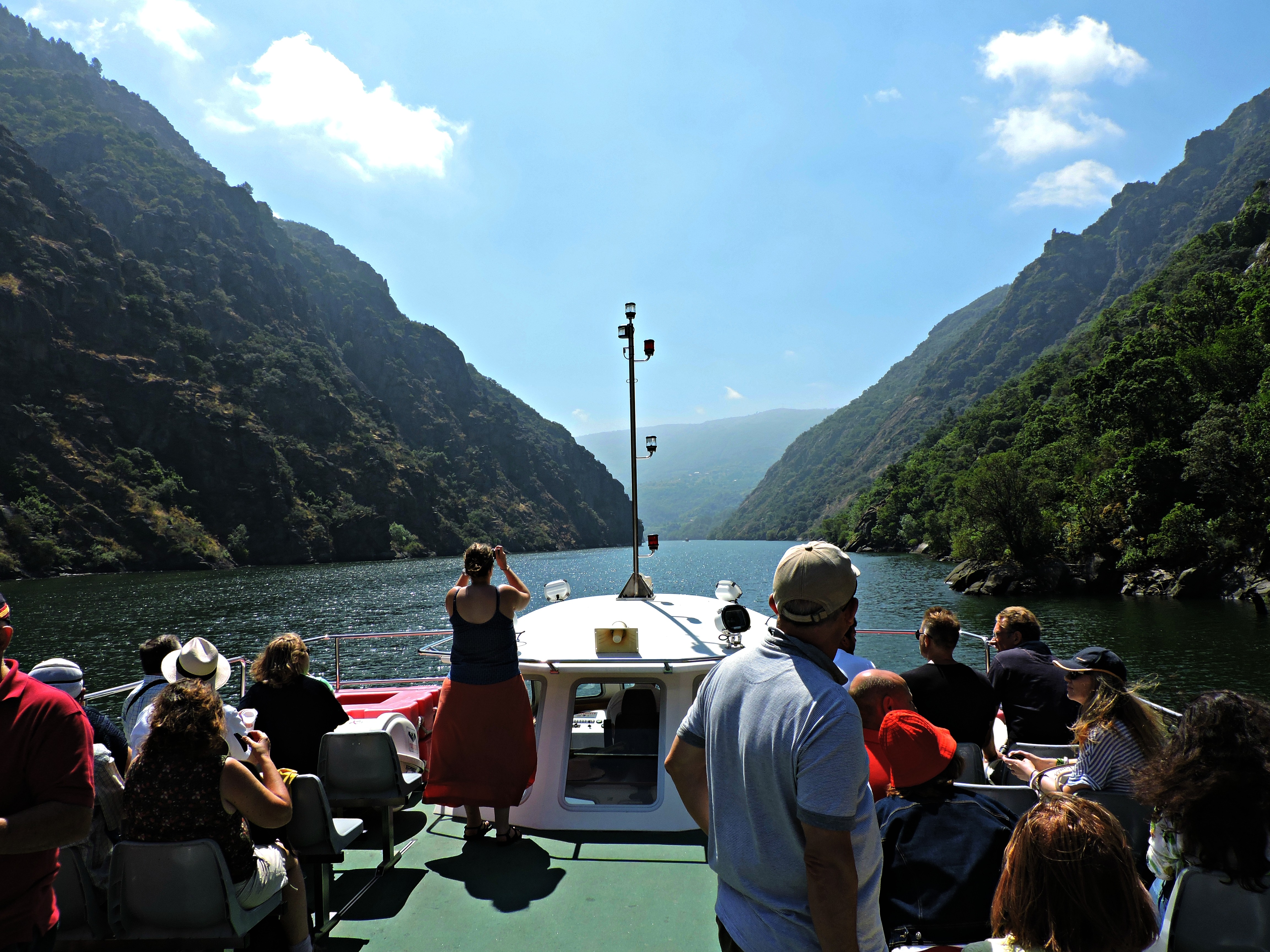Cruceiro en catamarán polos Canóns do Sil