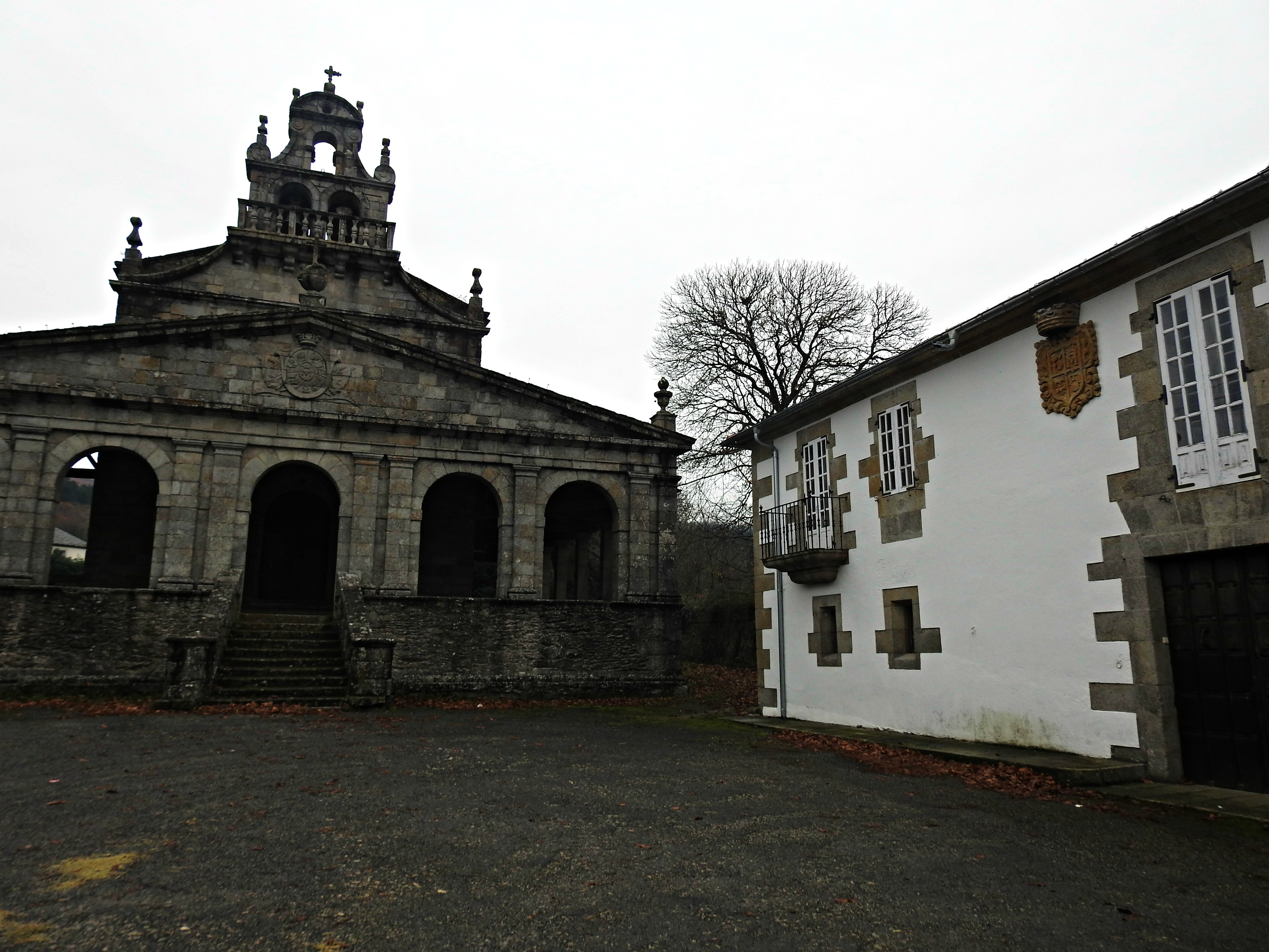 Pazo e igrexa de Santa María de Vilabade