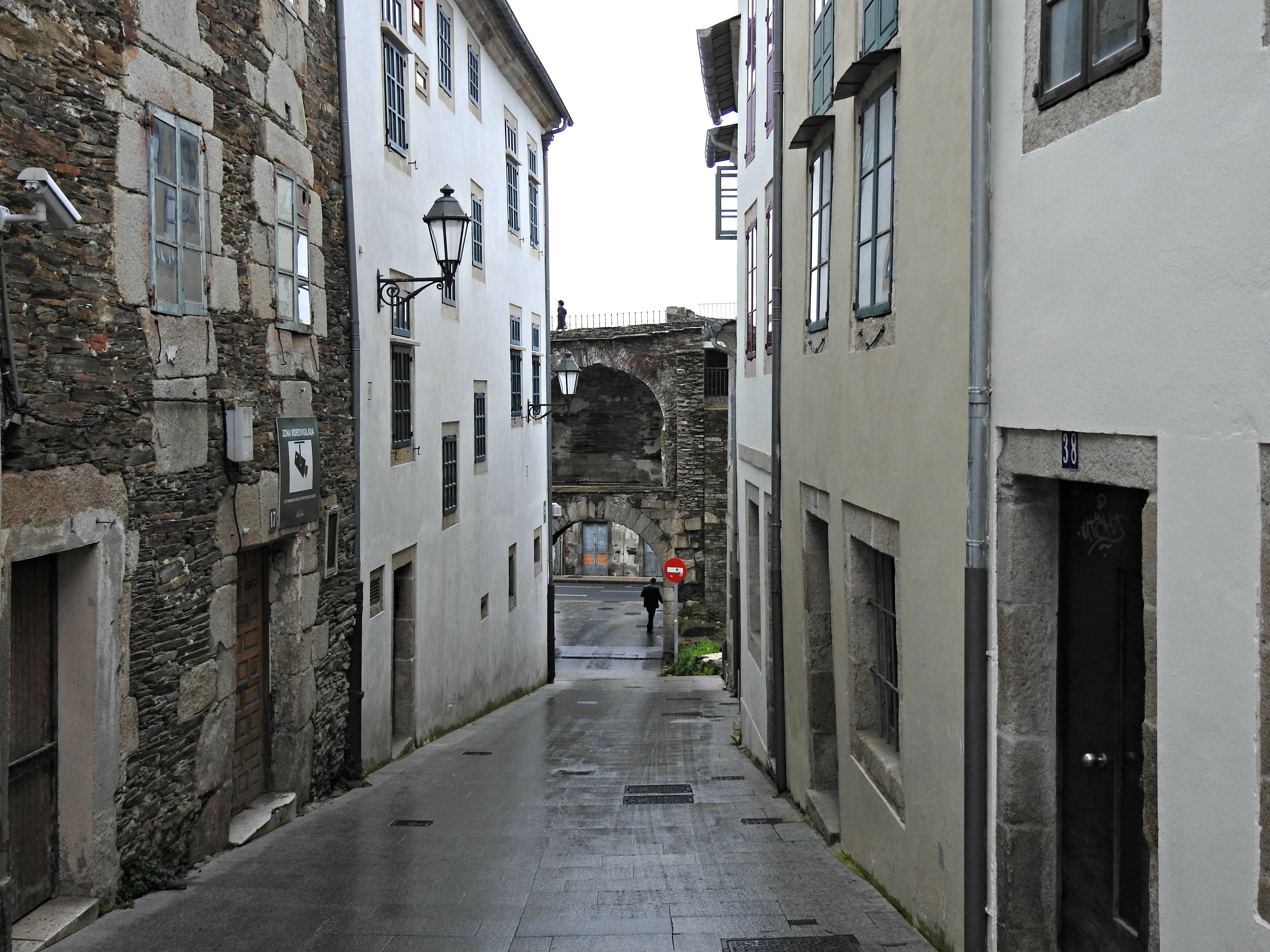 O barrio medieval da Tinería, e a Porta Miñá