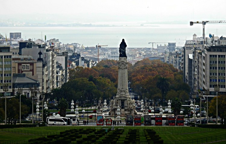 Praça do Marquês de Pombal, avenida da Liberdade e o río Tejo