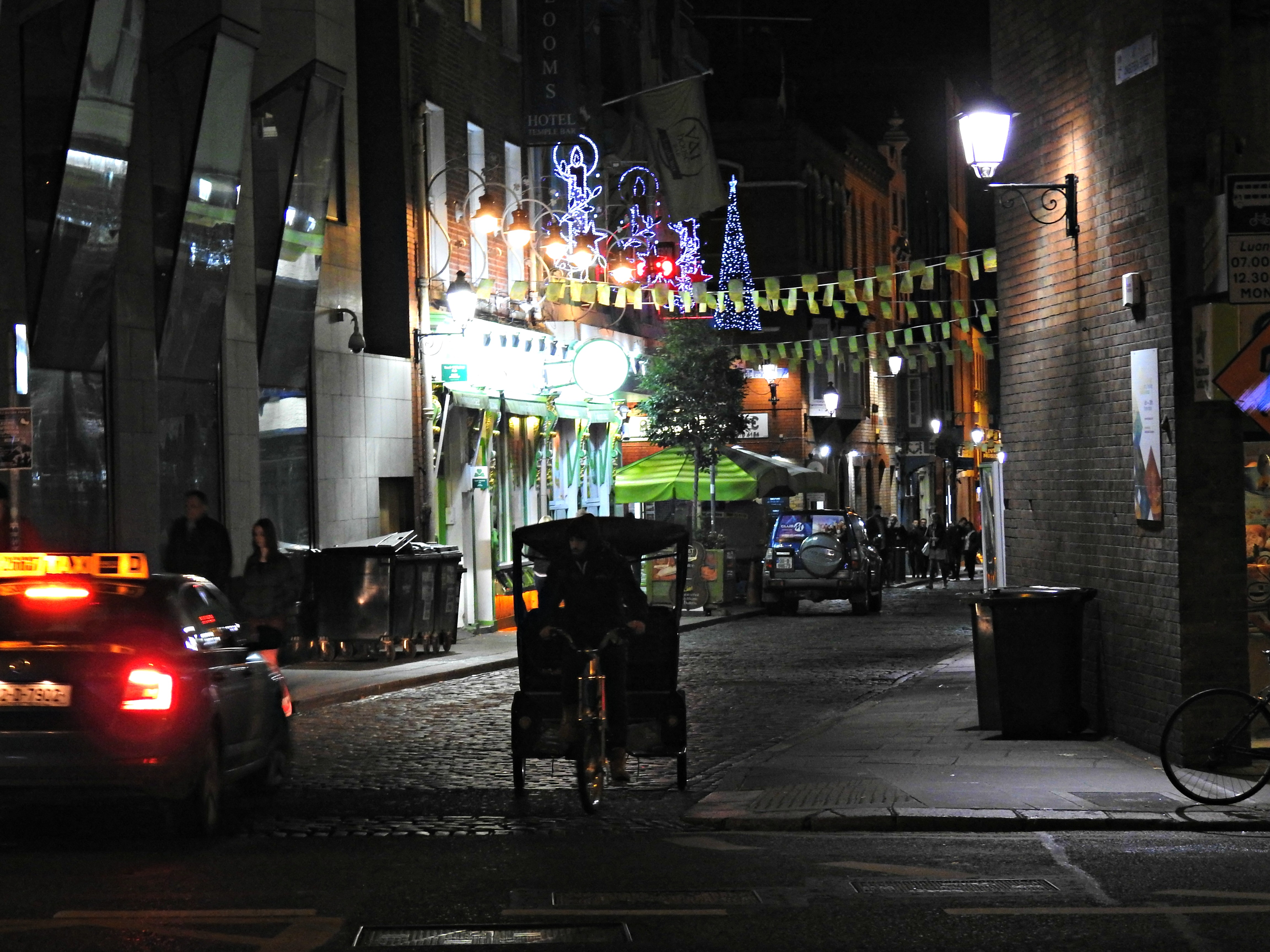 Primeira foto en Éire: College Green