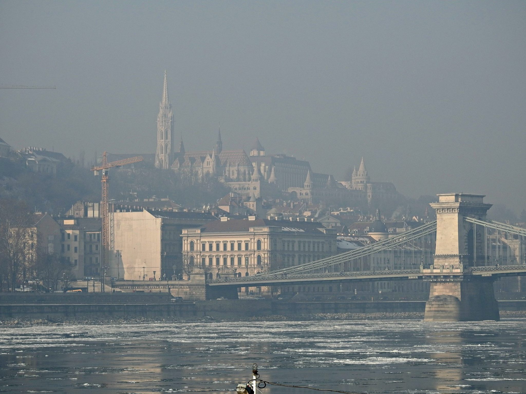Buda, o Danubio, e a Ponte das Cadeas