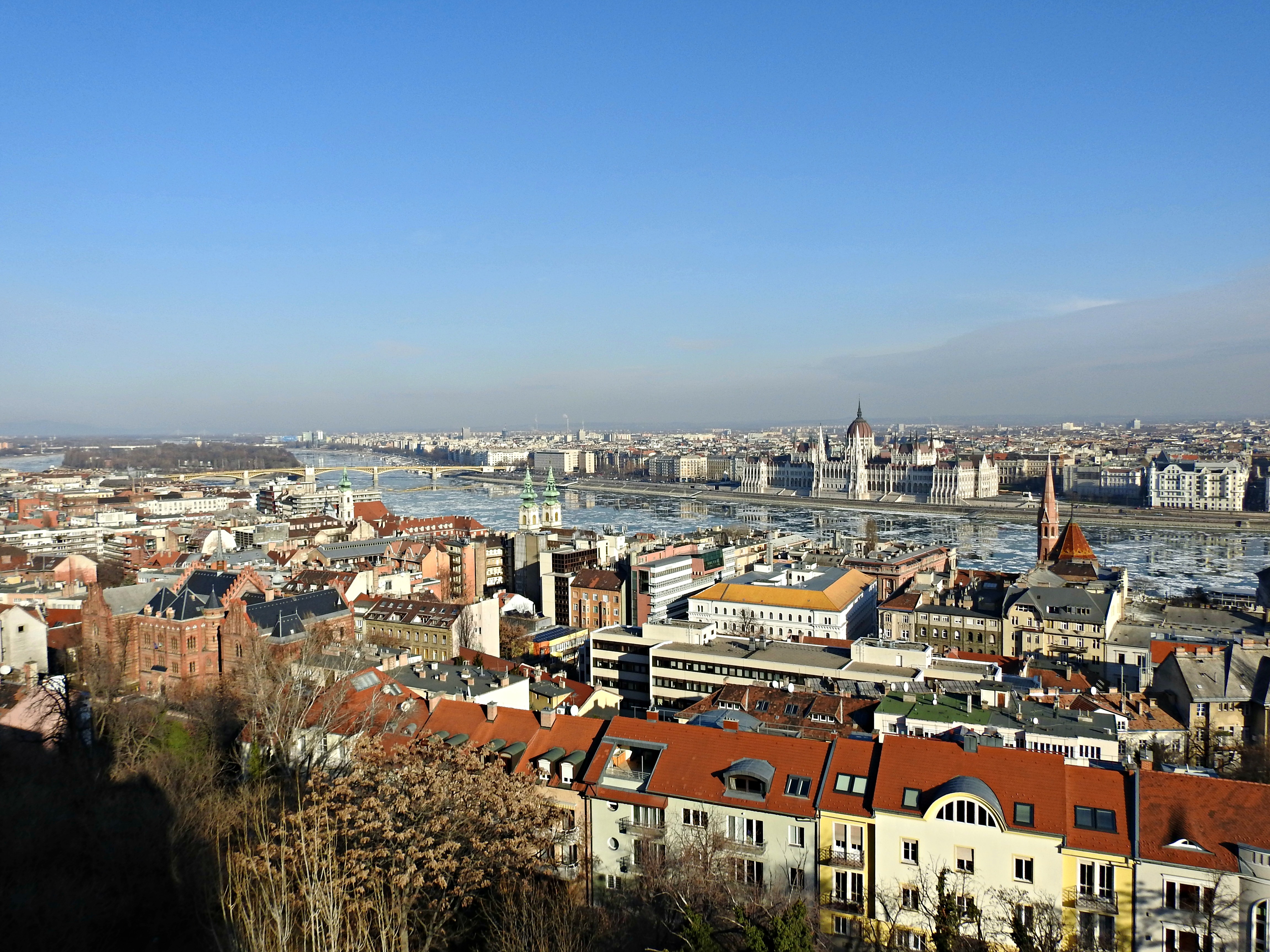 Vistas do Danubio e Budapest dende o Halászbástya