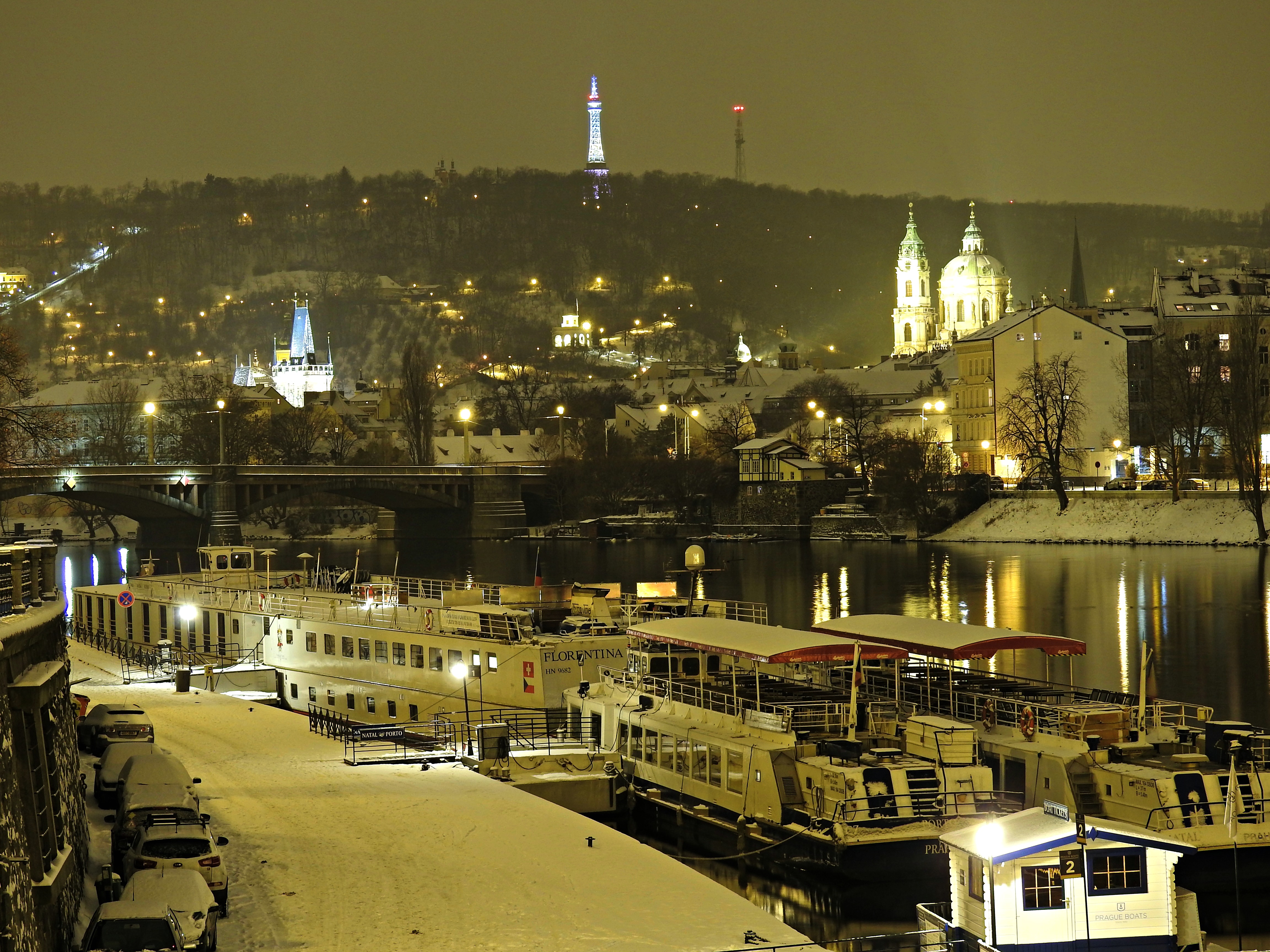 Noite de neve no río Moldava