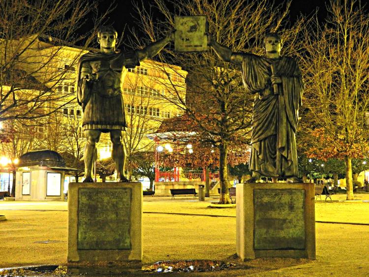 Monumento aos fundadores de Lugo: Augusto e Paulo Fabio Máximo (Foto: Guido Álvarez Parga)